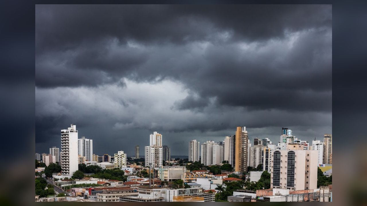 Cuiabá amplia equipes de limpeza de bocas de lobo após chuva causar alagamentos