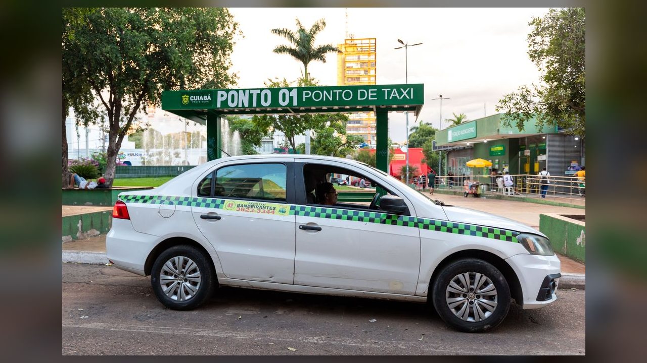 Prefeitura de Cuiabá avalia liberar anúncios em táxis para aumentar renda de taxistas