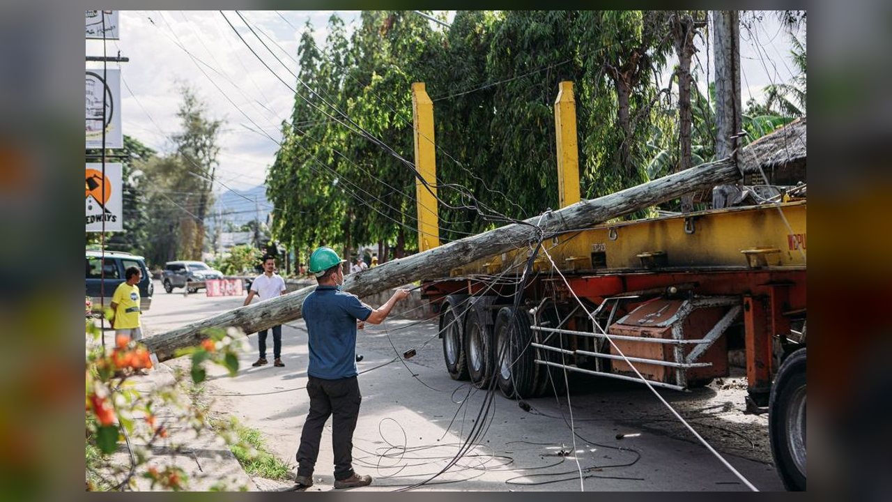 Caminhão desgovernado derruba poste e interdita avenida em Várzea Grande