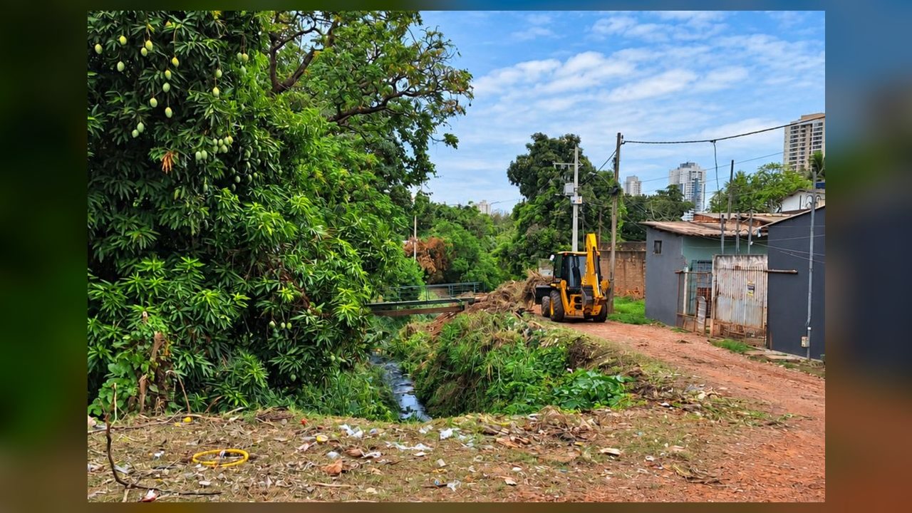 Prefeitura remove cerca de 20 caminhões de lixo e entulho do Córrego Abacaxi, no Bela Vista