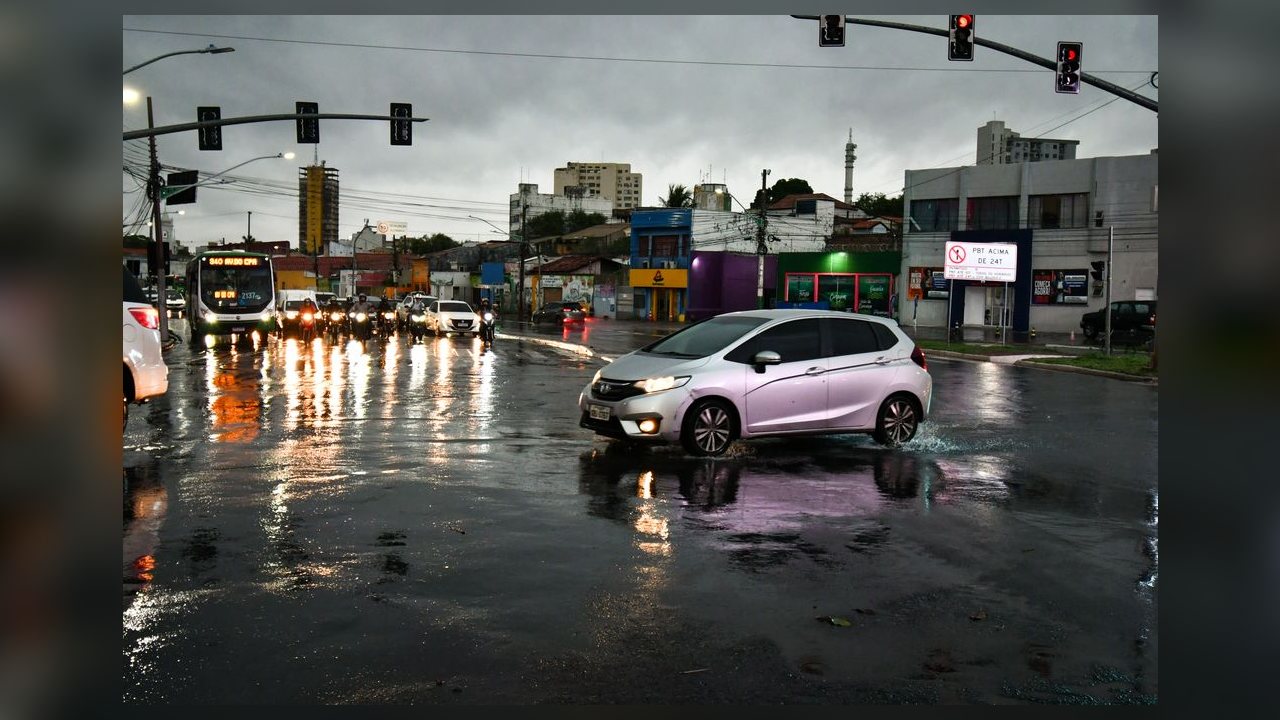 Chuva de uma madrugada equivale a 85% do volume esperado para outubro em Cuiabá