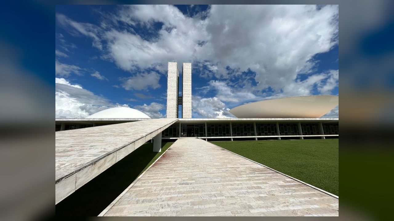 PL pede impeachment de Moraes por proibir Flávio de visitar Jair Bolsonaro