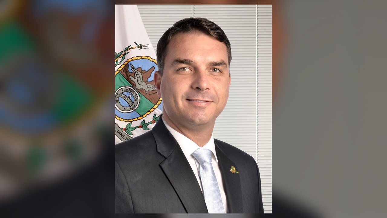 Flávio Bolsonaro monta comitiva de mulheres para disputar eleitorado feminino